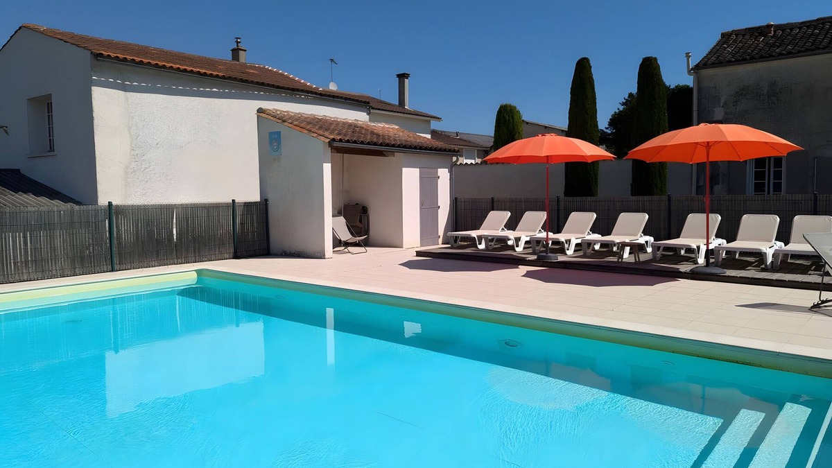 Verrieres House | Holiday Home 'La Bonne Chauffe - Serpentin' with Shared Pool, Private Terrace and Wi-Fi