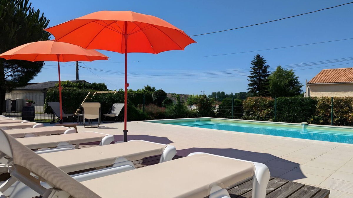 Verrieres House | Holiday Home 'La Bonne Chauffe-Col De Cygne' with Shared Pool, Private Terrace and Wi-Fi