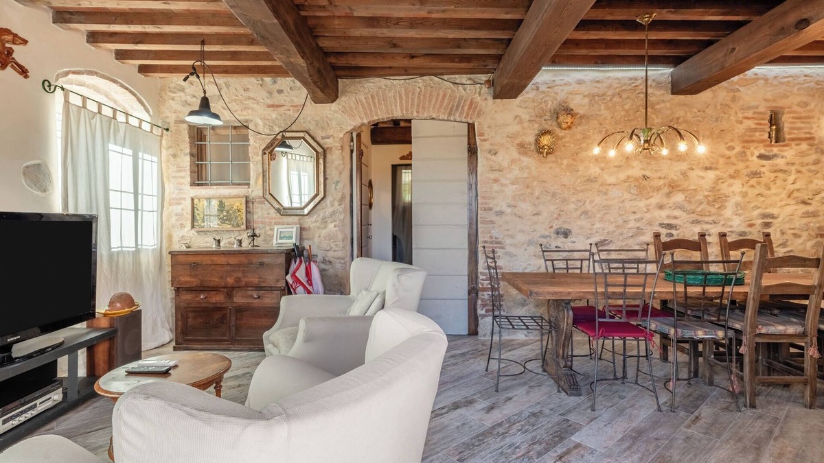 Capannori House | Holiday Home 'La Capanna Di Arturo Piano Terra' with Mountain View, Wi-Fi and Air Conditioning