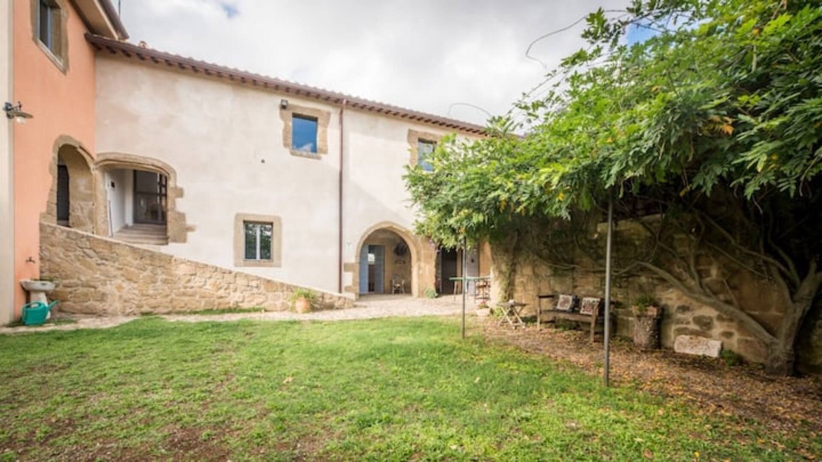 Farnese Apartment | Holiday Home "La casa di Pietro" with Shared Garden & Wi-Fi
