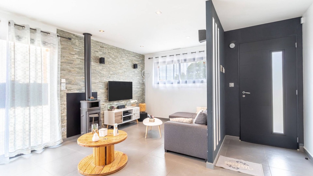 Cabestany House | Holiday Home 'La Casa Del Benestar' with Private Terrace, Wi-Fi and Air Conditioning