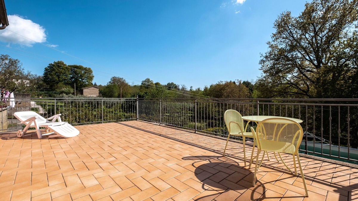 Casone House | Holiday Home 'La Casetta Del Caminetto' with Shared Pool, Shared Garden and Balcony