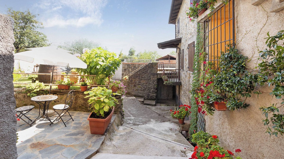 Mulazzo House | Holiday Home 'La Casina di Nella" with Mountain View, Shared Garden and Balcony