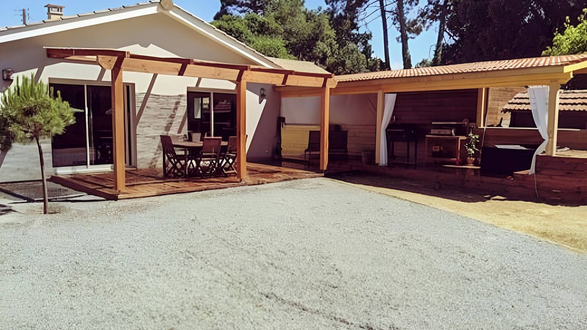 Lacanau House | Holiday Home 'La Cigale Et La Fourmi' with Private Pool, Private Terrace and Wi-Fi