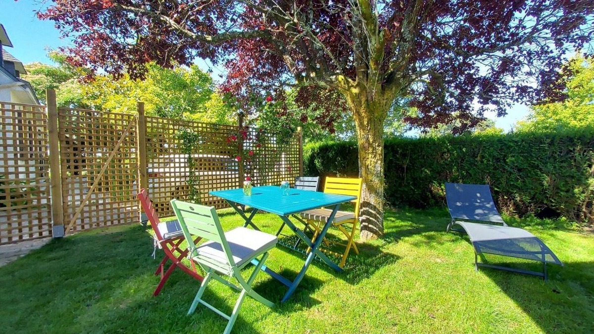 Pluneret House | Holiday Home 'La Fleur De Vie' with Private Garden and Wi-Fi