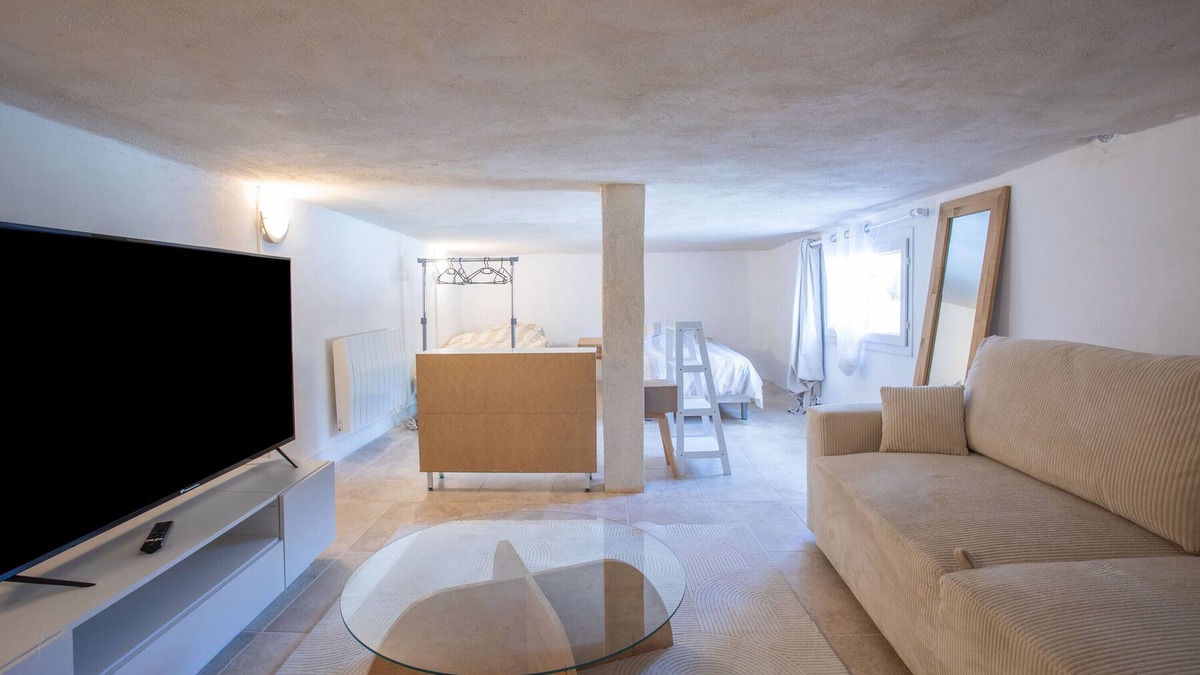 Sollies-Toucas House | Holiday Home 'La Cabane Au Bastidon' with Shared Pool, Wi-Fi and Air Conditioning