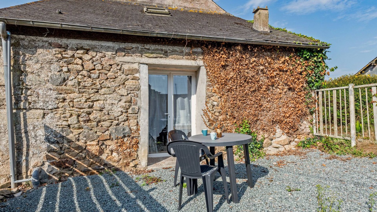 Poullaouen House | Holiday Home 'La Gitounette Proche Monts D'arrée' with Private Garden and Wi-Fi