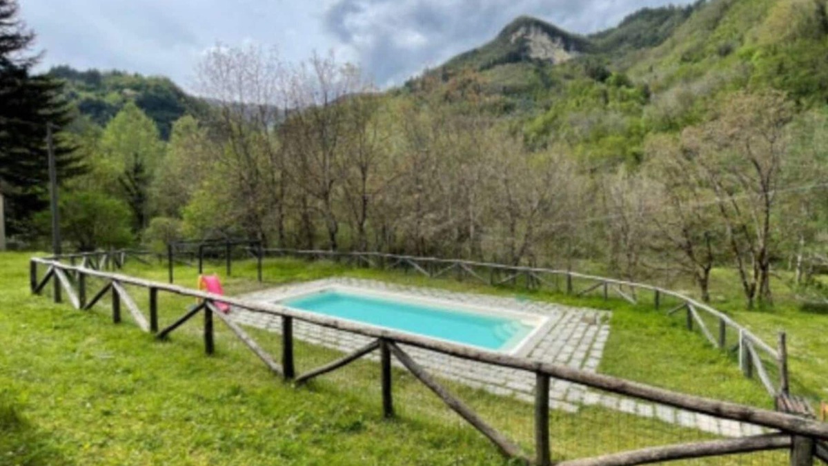 Gallicano House | Holiday Home "La Grotta" with Mountain View, Shared Pool & Wi-Fi