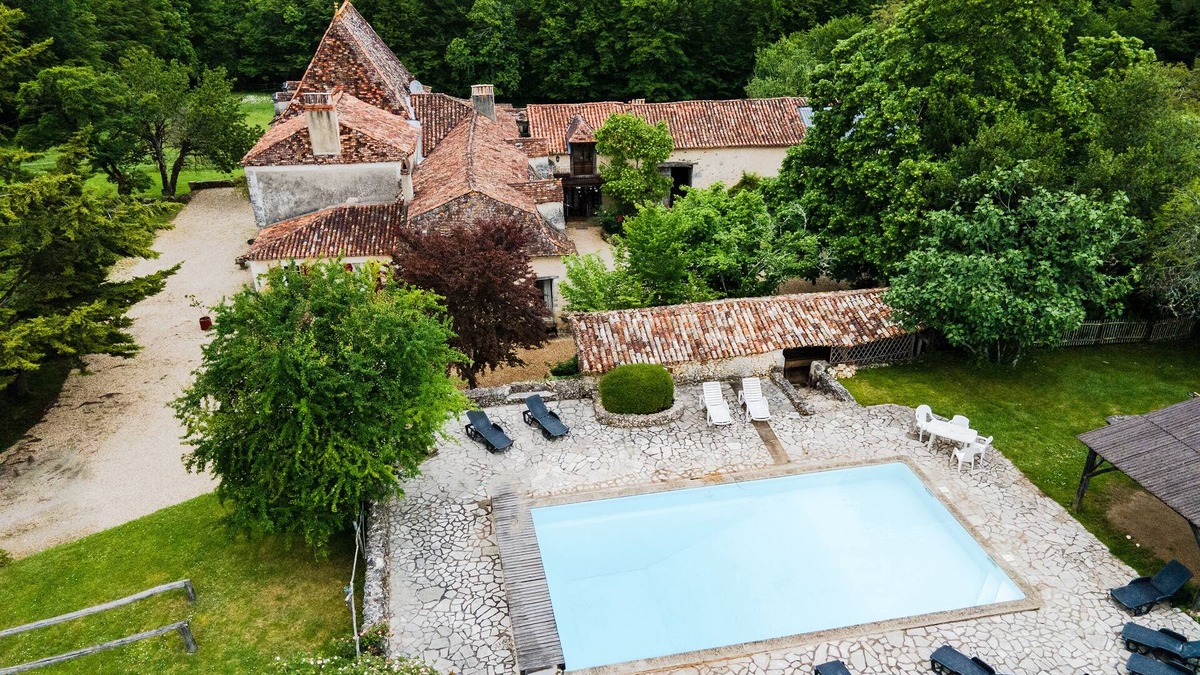 Grignols House | Holiday Home 'La Jembertie En Périgord' with Private Pool, Private Terrace and Wi-Fi