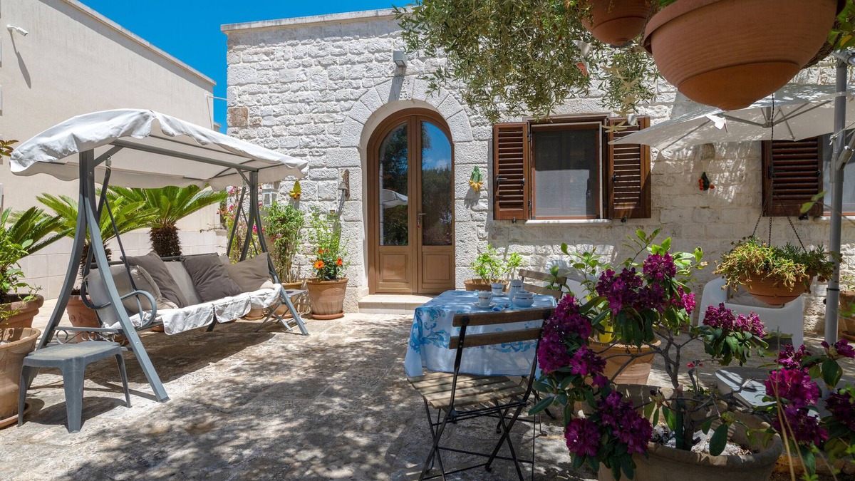 Cisternino House | Holiday Home 'La Lamia 21' with Private Garden, Wi-Fi and Air Conditioning