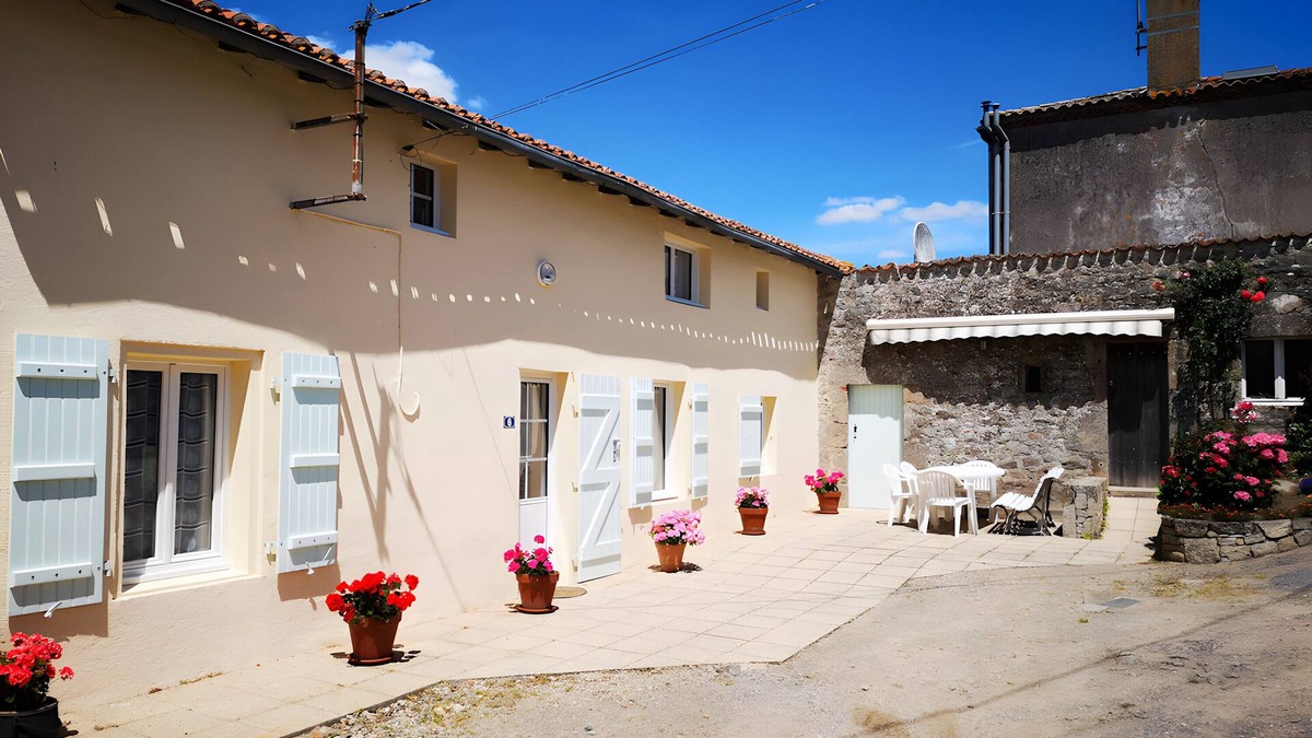 Les Herbiers House | Holiday Home 'La Marguerite À La Campagne' with Private Terrace, Private Garden and Wi-Fi