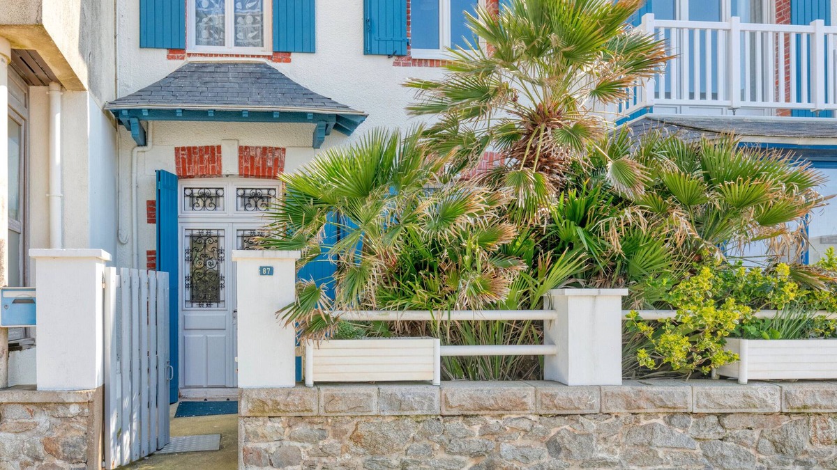 Le Croisic House | Holiday Home 'La Maison De Port Lin' with Private Terrace, Private Garden and Wi-Fi