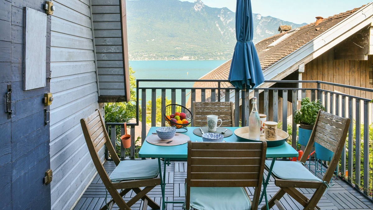 Tresserve House | Holiday Home 'La Maison Du Lac' with Lake View, Private Pool and Wi-Fi