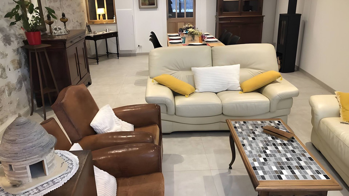 Cajarc House | Holiday Home 'La Maison Du Tour De Ville' with Mountain View, Wi-Fi and Air Conditioning