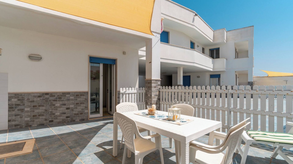 Marina di Mancaversa House | Holiday Home 'La Perla - Ametista' with Private Garden and Air Conditioning