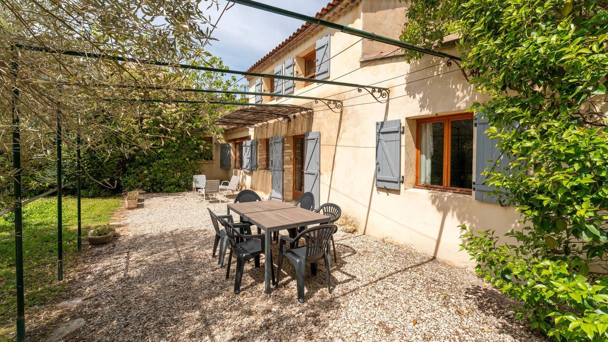 Le Thor House | Holiday Home 'La Petite Palasse' with Private Pool, Wi-Fi and Air Conditioning
