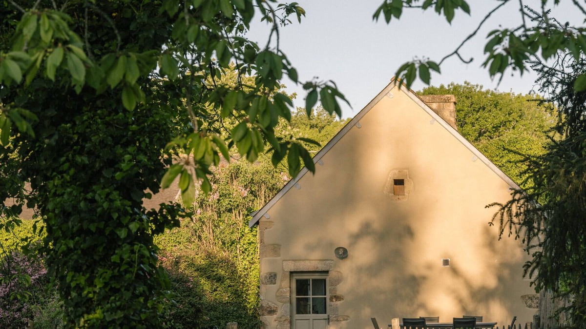 Pluneret House | Holiday Home 'La Petite Maison' with Shared Pool, Private Terrace and Wi-Fi