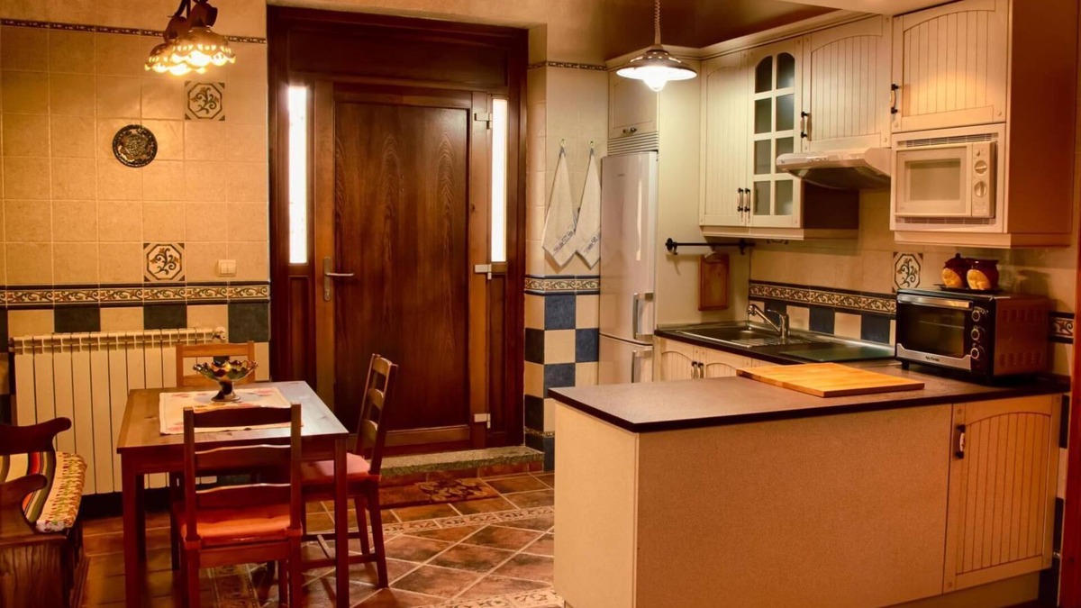 Morcuera House | Holiday Home 'La Plazuela' with Mountain View, Shared Garden and Wi-Fi