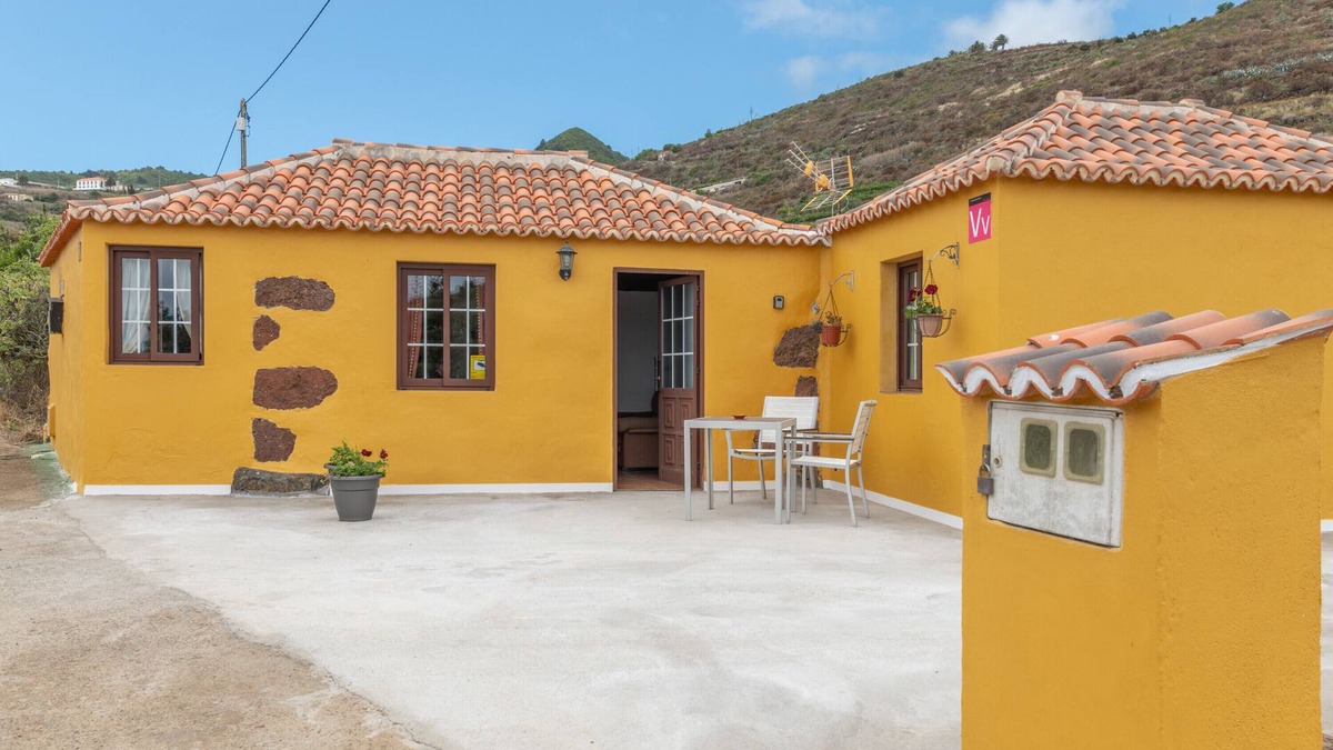 El Granel House | Holiday Home 'La Rehoya' with Sea View, Private Terrace and Wi-Fi