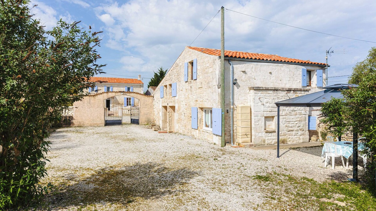 Romegoux House | Holiday Home 'La Rétaise' with Private Terrace and Garden