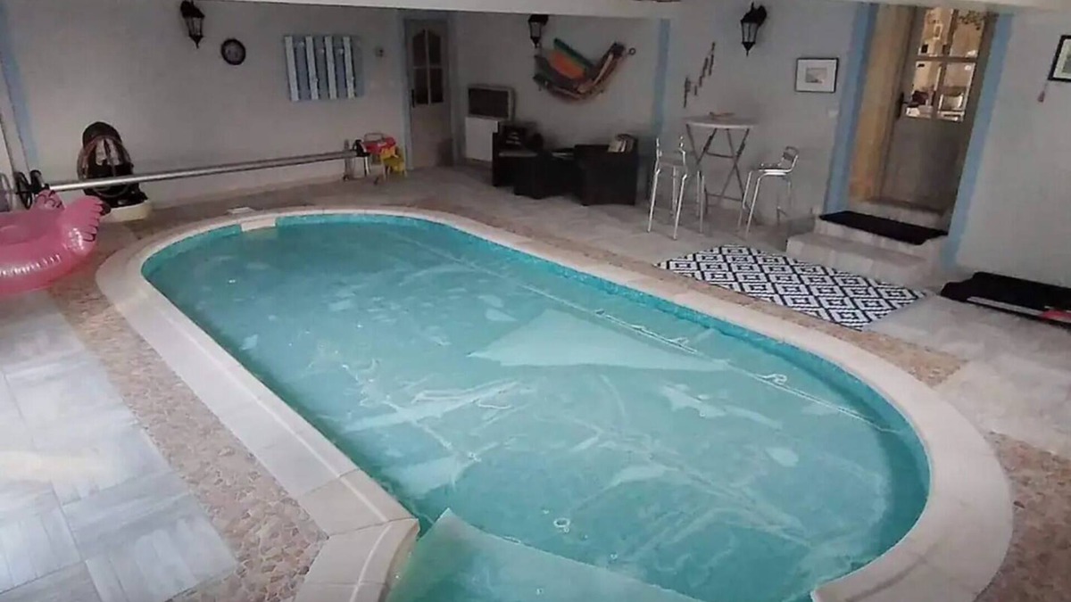 Bois House | Holiday Home 'La Vignentaise' with Terrace, Shared Pool & Wi-Fi