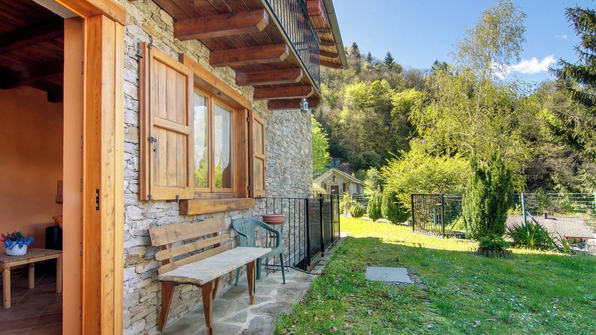 Cosio Valtellino House | Holiday Home 'Lake and Mountain Holiday' with Mountain View, Private Garden and Wi-Fi