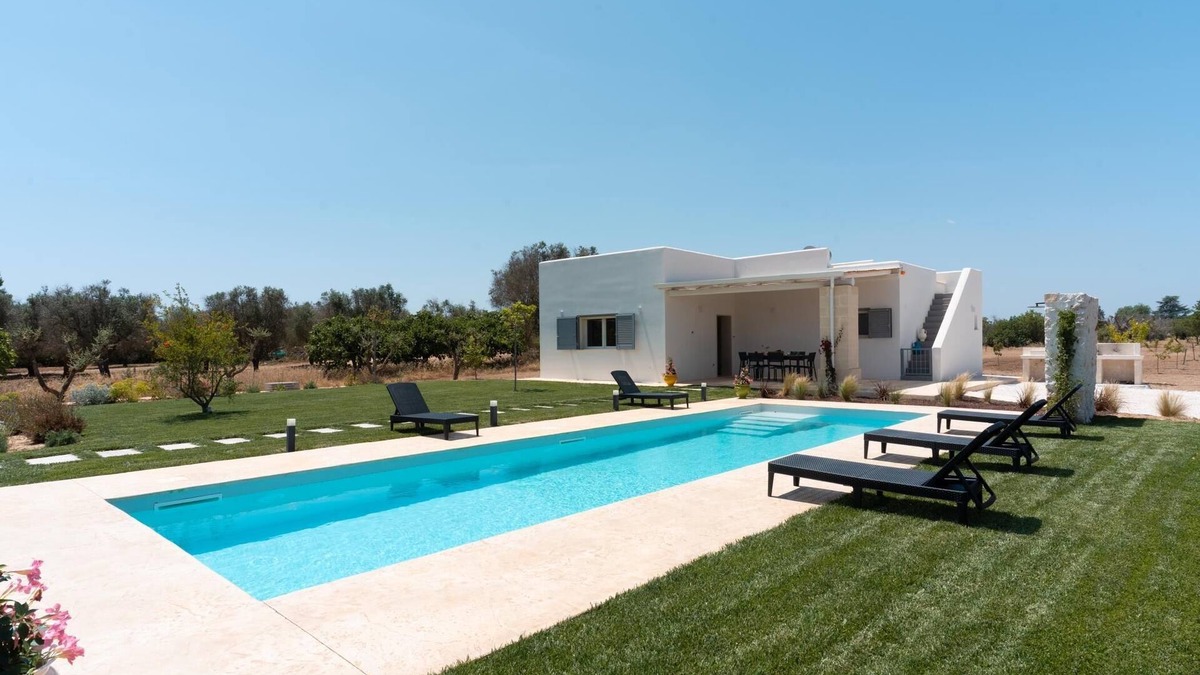 Latiano House | Holiday Home 'Lamia Flora' with Private Pool, Wi-Fi and Air Conditioning
