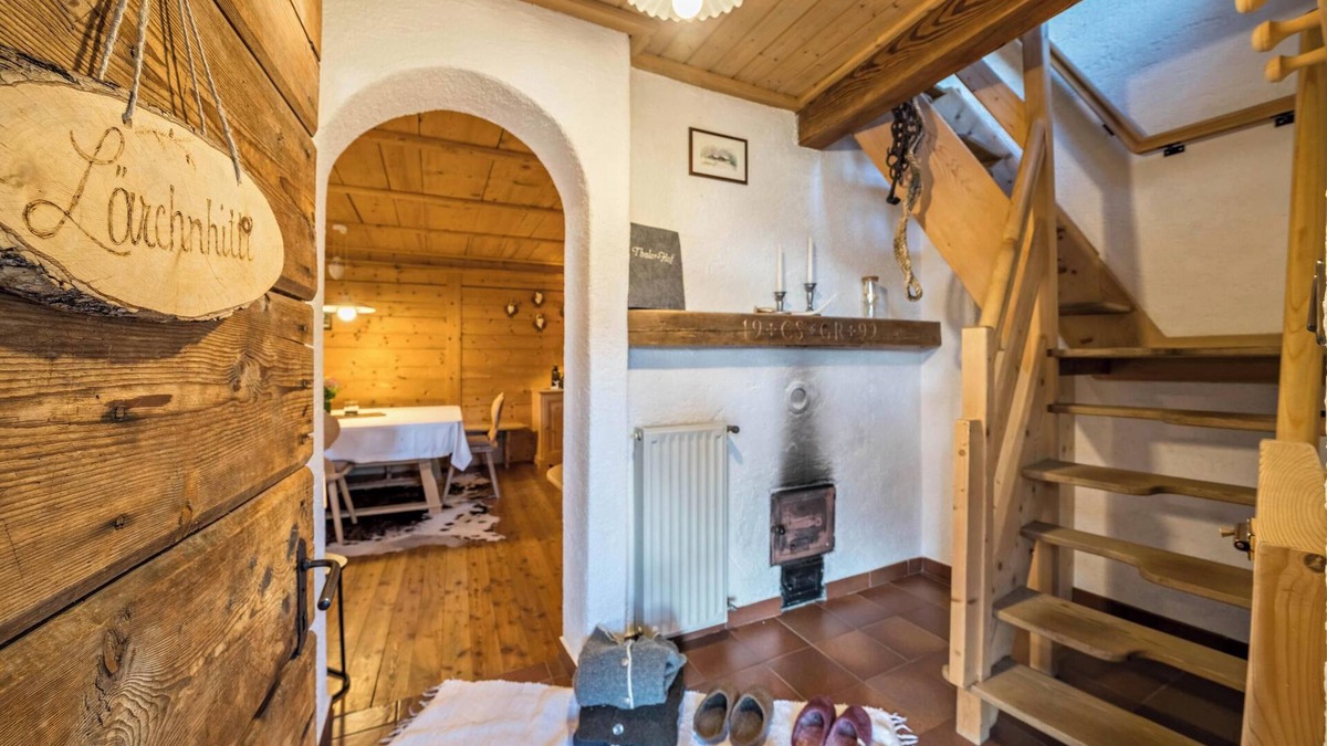 Lagundo House | Holiday Home “Lärchnhittl” with Mountain View, Wi-Fi, Balcony, Terrace & Garden