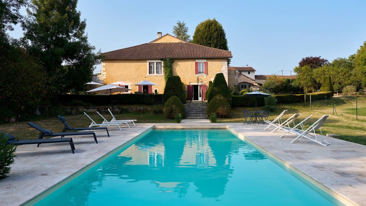 Chapdeuil House | Holiday Home – Large Bastide in Chapdeuil, Heated Pool & Comfort for 16 Guests
