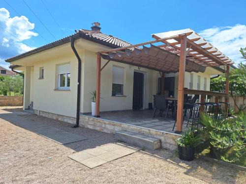 Rasopasno Villa | Holiday home Laura