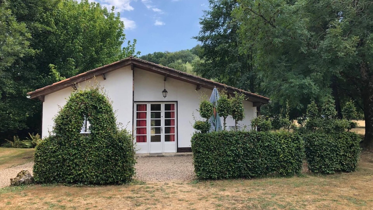 Varaignes House | Holiday Home 'Le Fil De L'eau' with Shared Pool, Private Terrace and Shared Garden