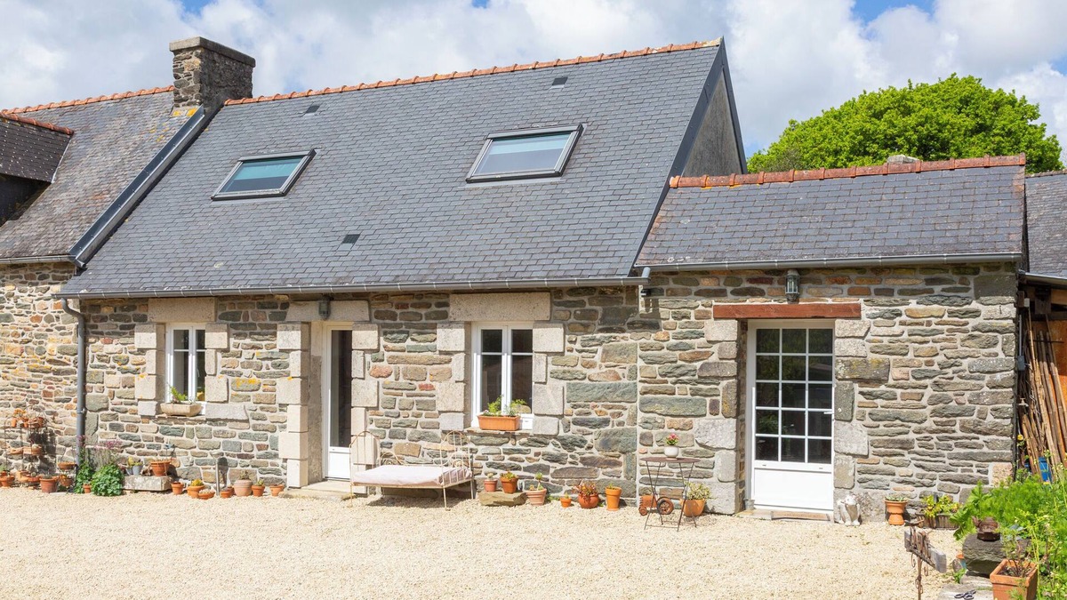 Peumerit House | Holiday Home 'Le Gîte De Blandine 2' with Private Terrace, Shared Garden and Wi-Fi