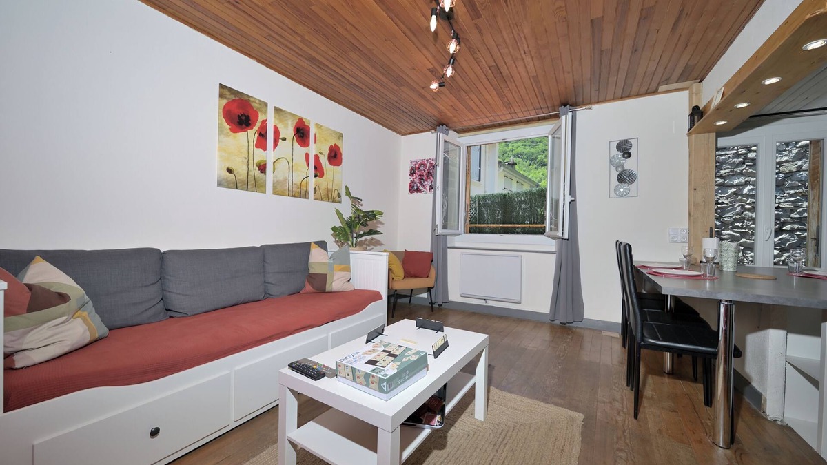 Auzat House | Holiday Home 'Le Gîte Des 3000 Avec Spa' with Private Terrace and Wi-Fi