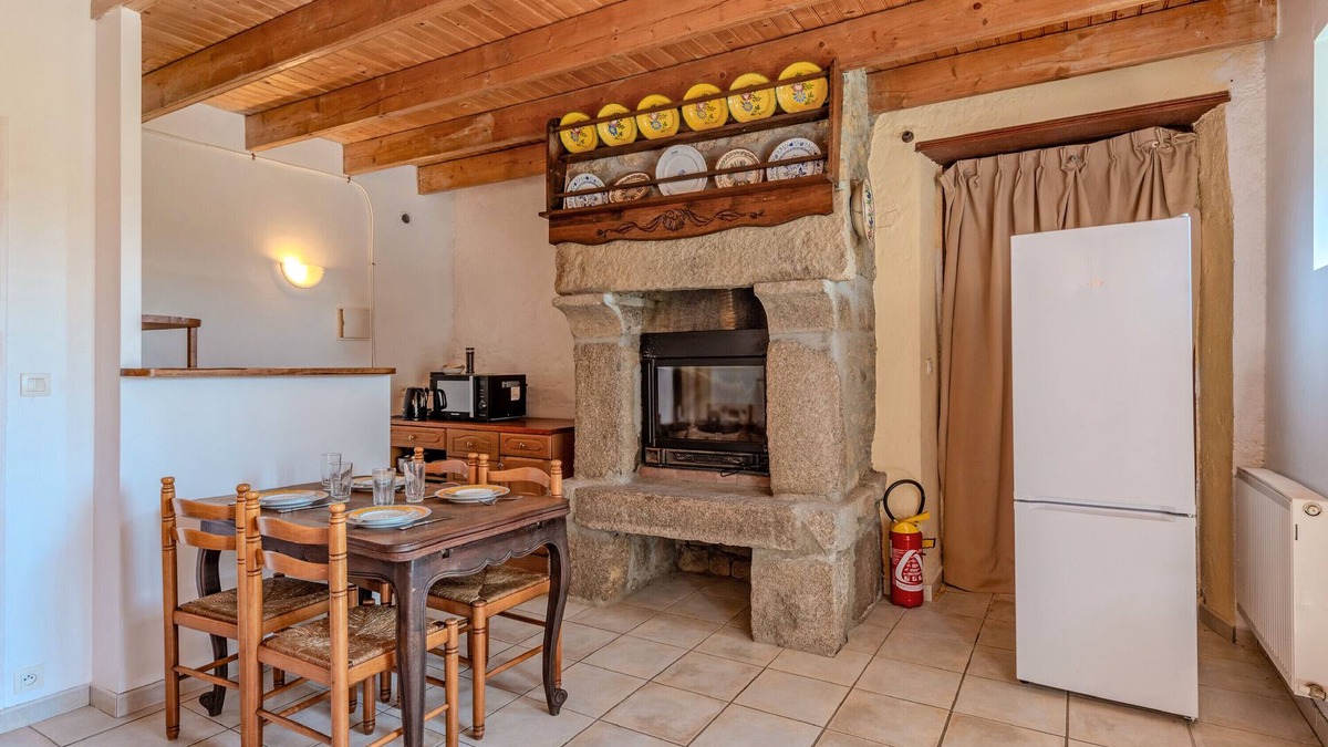 Porspoder House | Holiday Home 'Le Gîte Bleu 2' with Private Terrace and Shared Garden