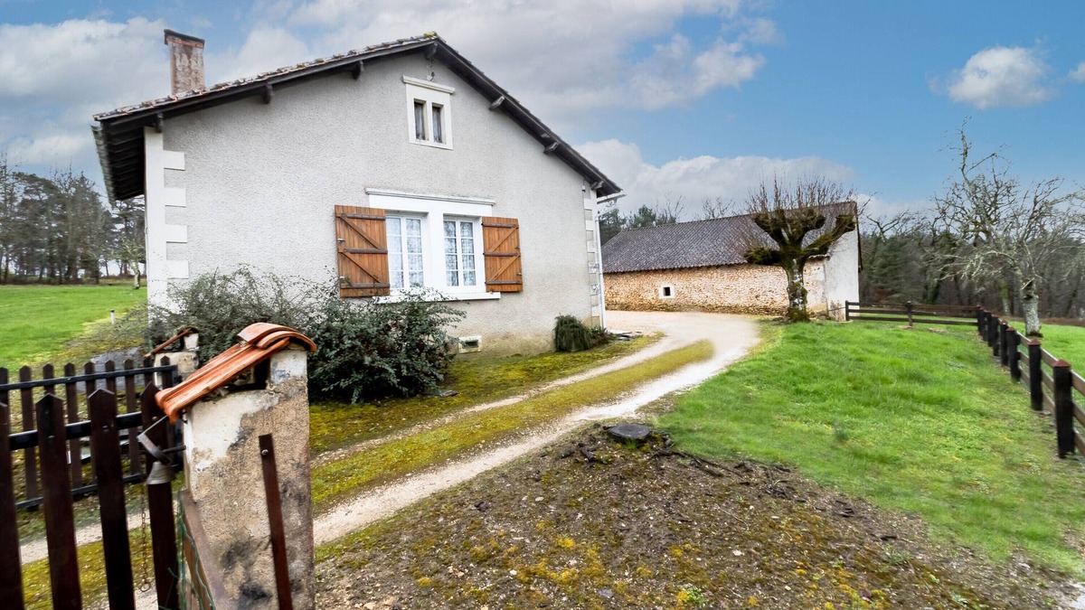 Bussac House | Holiday Home 'Le Haut Picot' with Private Terrace, Wi-Fi and Air Conditioning