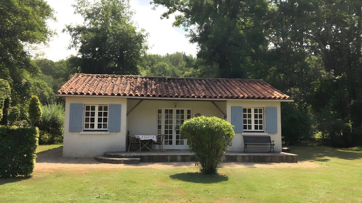 Varaignes House | Holiday Home 'Le Lavoir' with Shared Pool, Private Terrace and Shared Garden