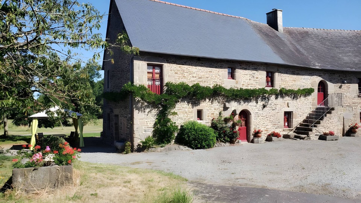Baguer-Pican House | Holiday Home 'Le Logis d'Aliénor' with Private Garden and Wi-Fi