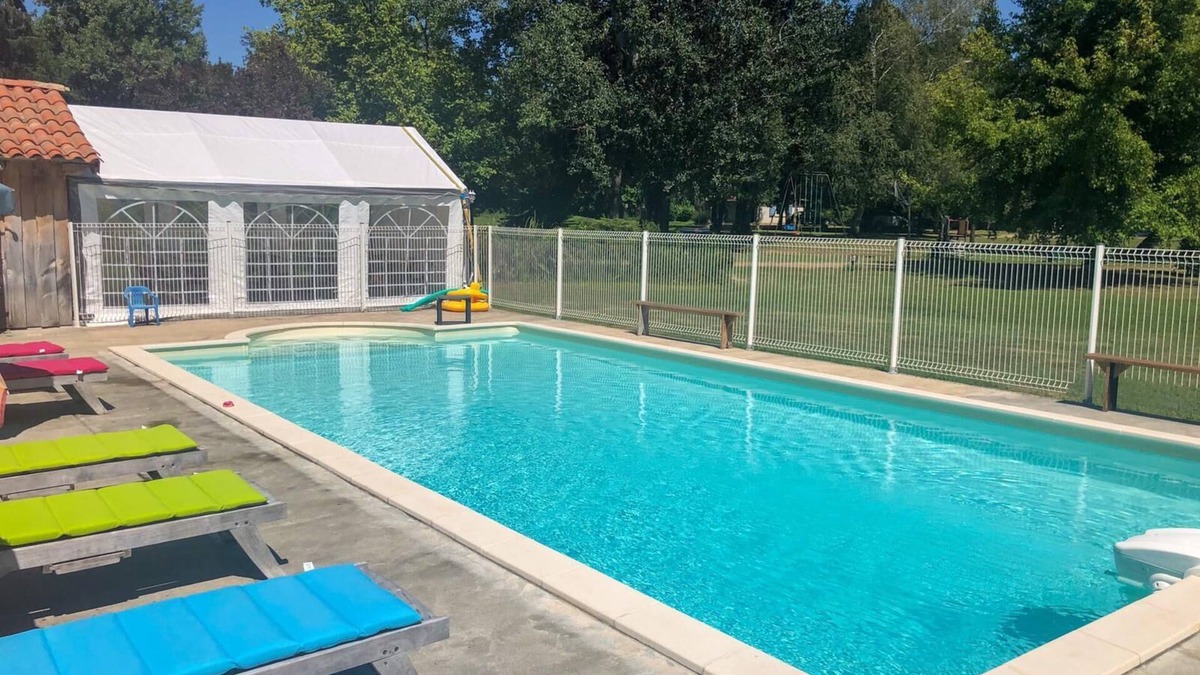 Varaignes House | Holiday Home 'Le Martin Pêcheur' with Shared Pool, Private Terrace and Shared Garden