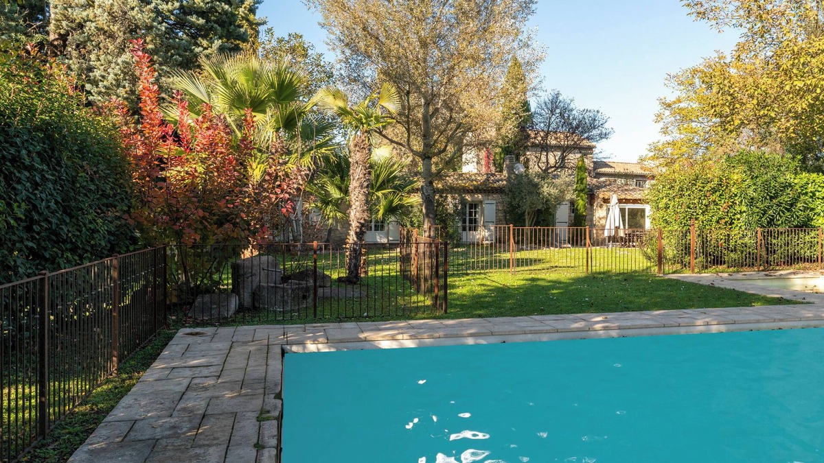 Velleron House | Holiday Home 'Le Patio' with Shared Pool, Private Terrace and Wi-Fi