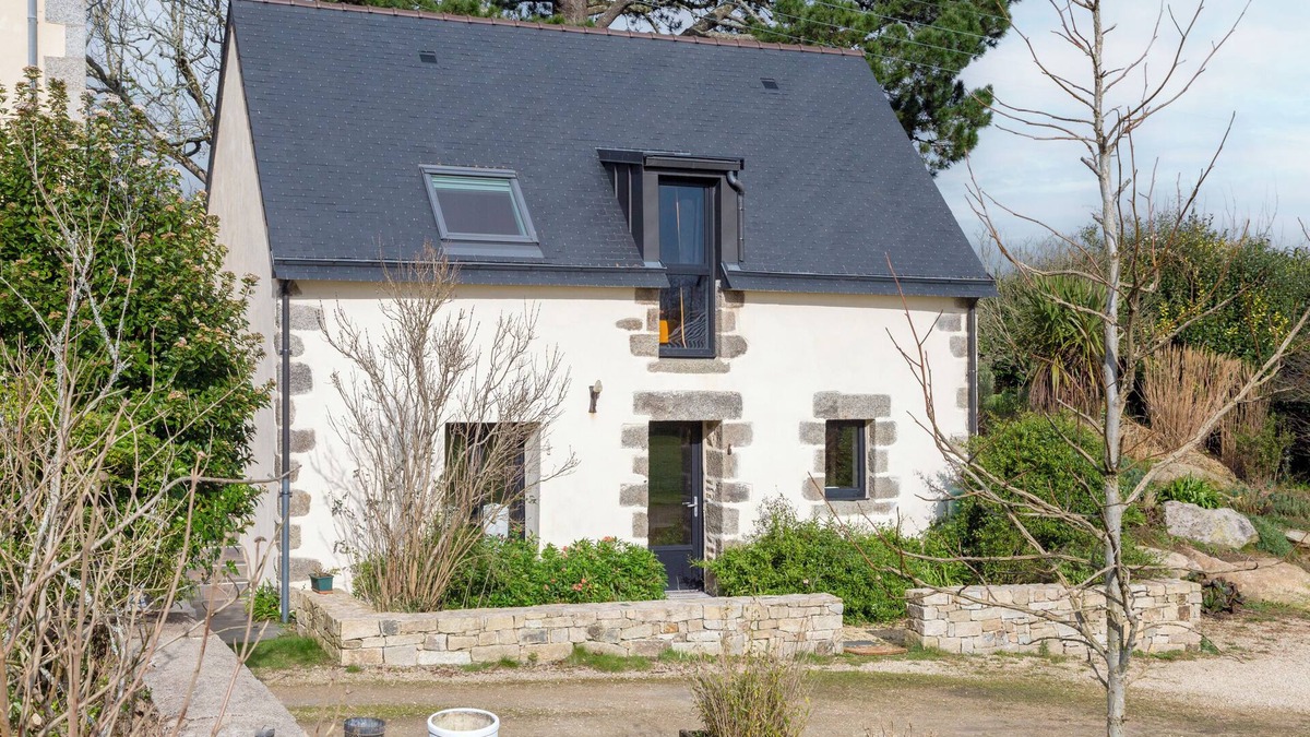 Concarneau House | Holiday Home 'Le Penty - Proche Plages Et Centre' with Private Terrace, Shared Garden and Wi-Fi