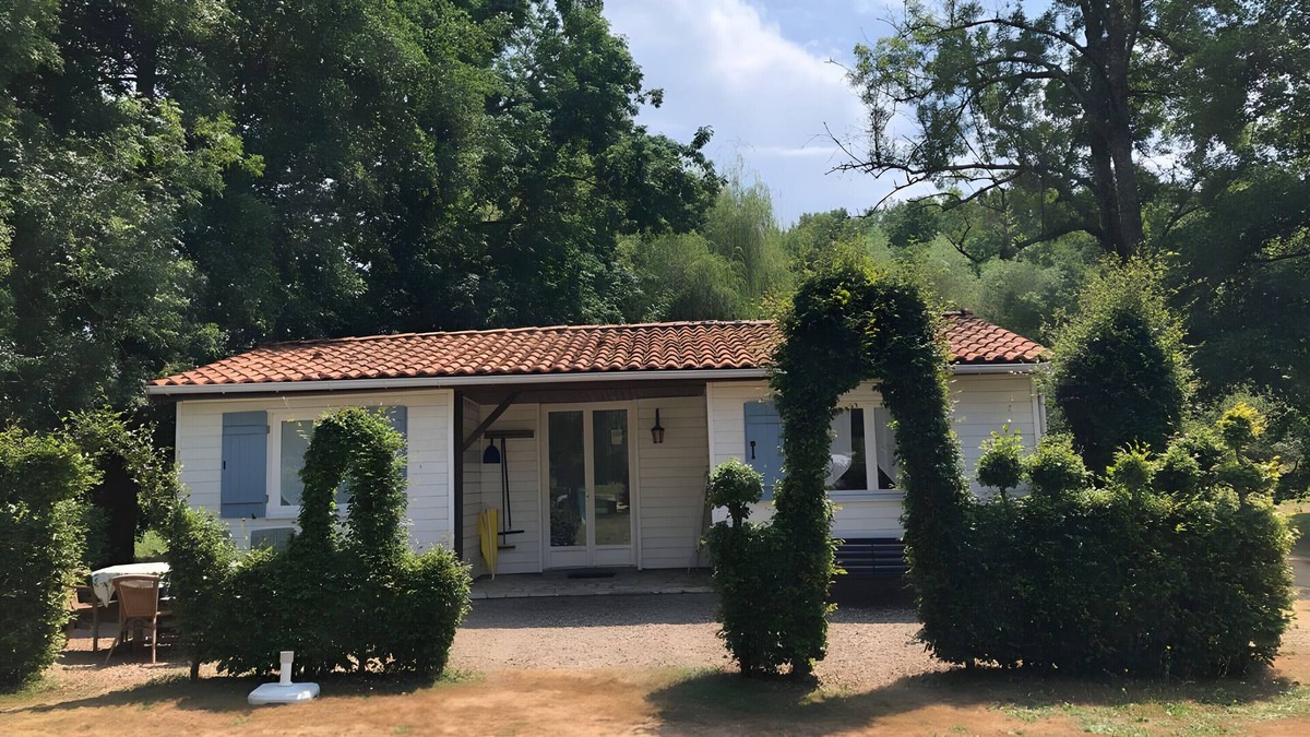 Varaignes House | Holiday Home 'Le Pont' with Shared Pool, Shared Terrace and Shared Garden
