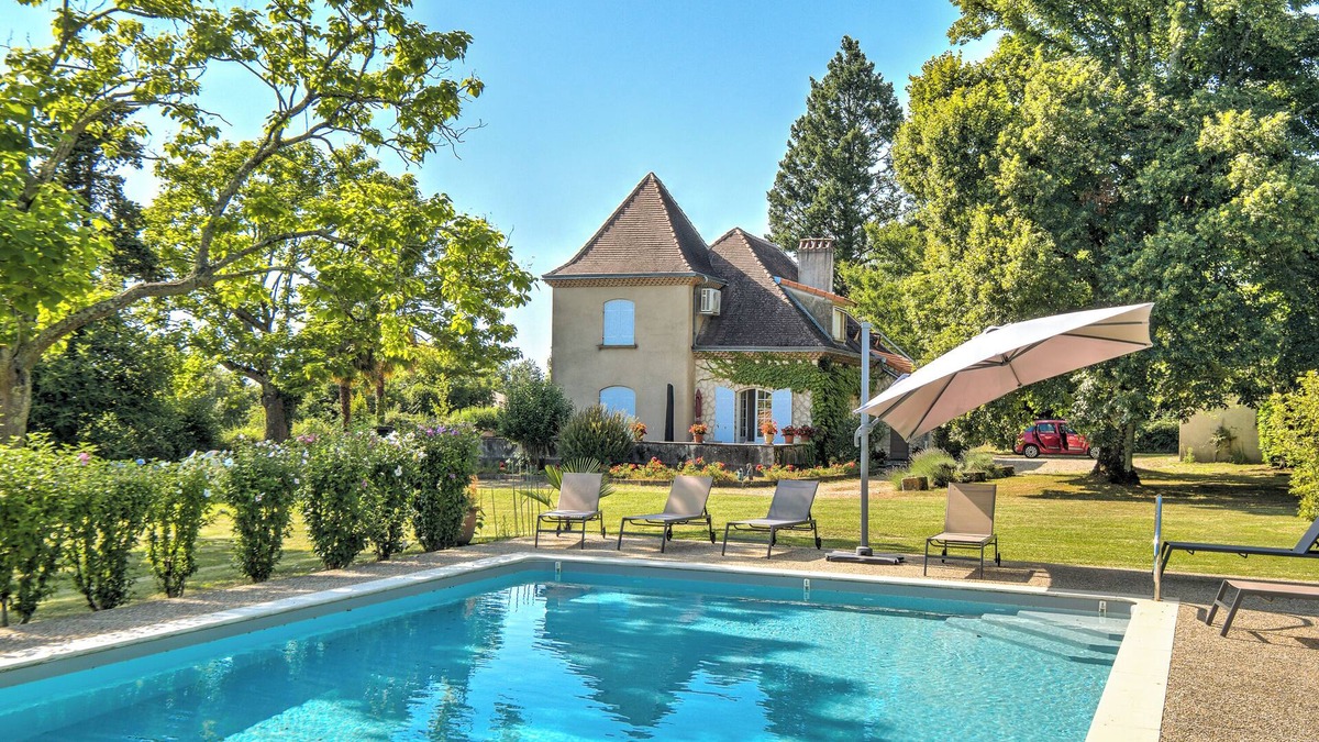 Riberac House | Holiday Home 'Le Puy Bellevue' with Private Pool, Private Terrace and Wi-Fi