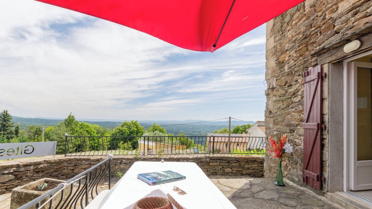 Gravieres House | Holiday Home 'Le Rez-de-Chaussée' with Mountain View, Shared Pool and Air Conditioning