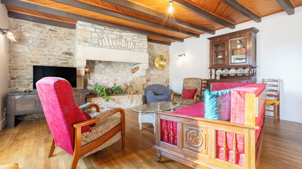 Mellac House | Holiday Home 'Les Hirondelles' with Private Terrace, Private Garden and Wi-Fi