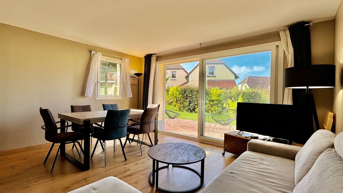 Cucq House | Holiday Home 'Les Pins Stella Plage' with Private Terrace, Wi-Fi and Air Conditioning