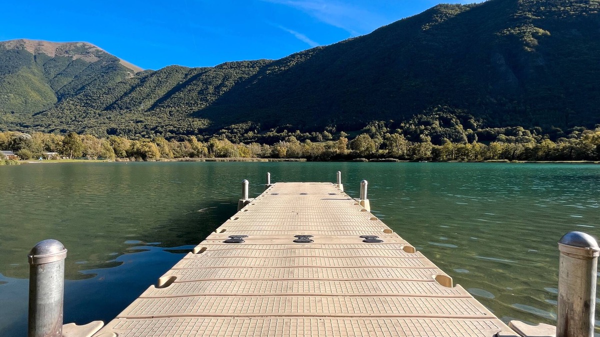 Valbonnais House | Holiday Home 'Les Rives Du Lac Valbonnais' with Lake View, Private Garden and Wi-Fi