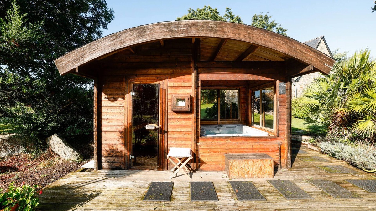 Cleguerec House | Holiday Home 'Loft Atypique Ancienne Étable' with jaccuzzi & sauna