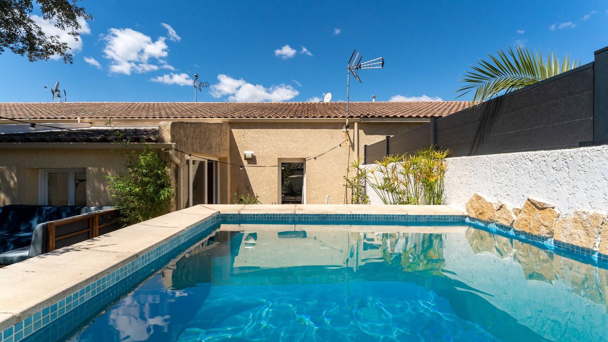 Uchaud House | Holiday Home 'Loft Des Cigales' with Private Pool and Private Terrace