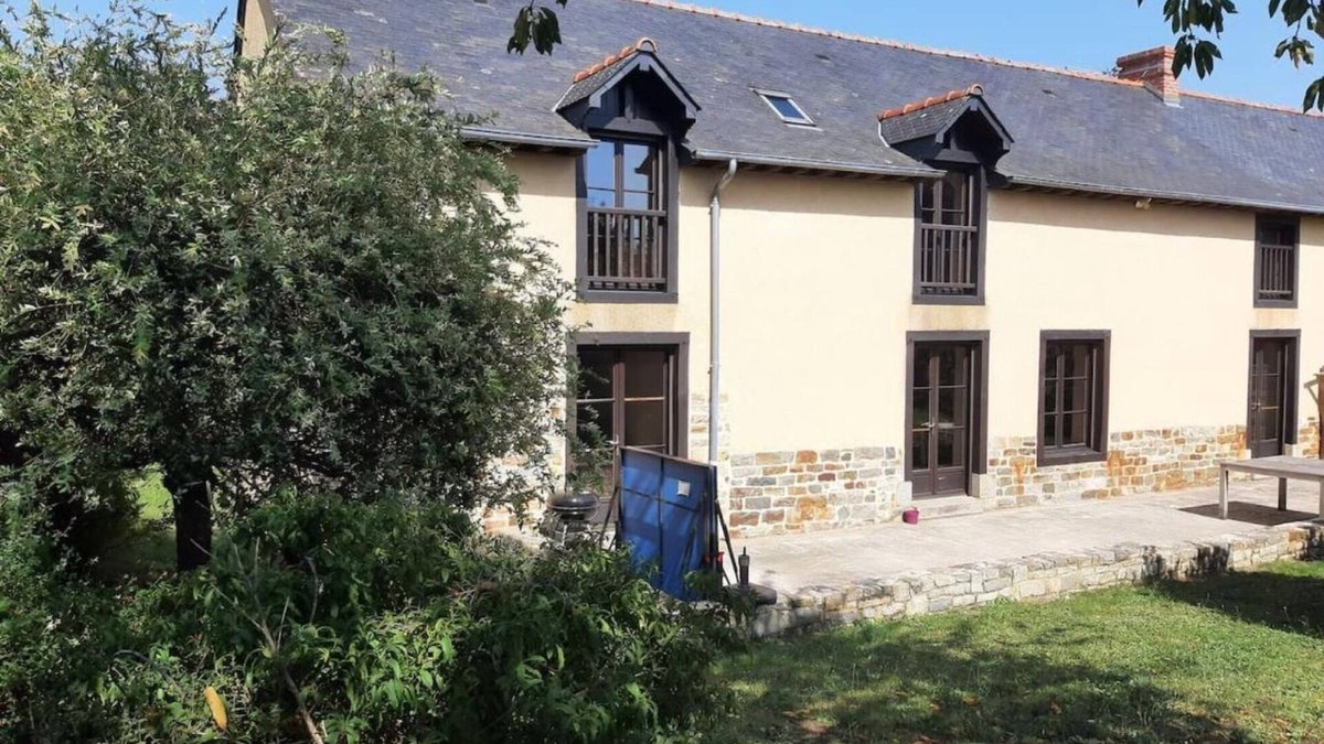 Melesse House | Holiday Home 'Longère Familiale' with Private Terrace, Private Garden and Wi-Fi