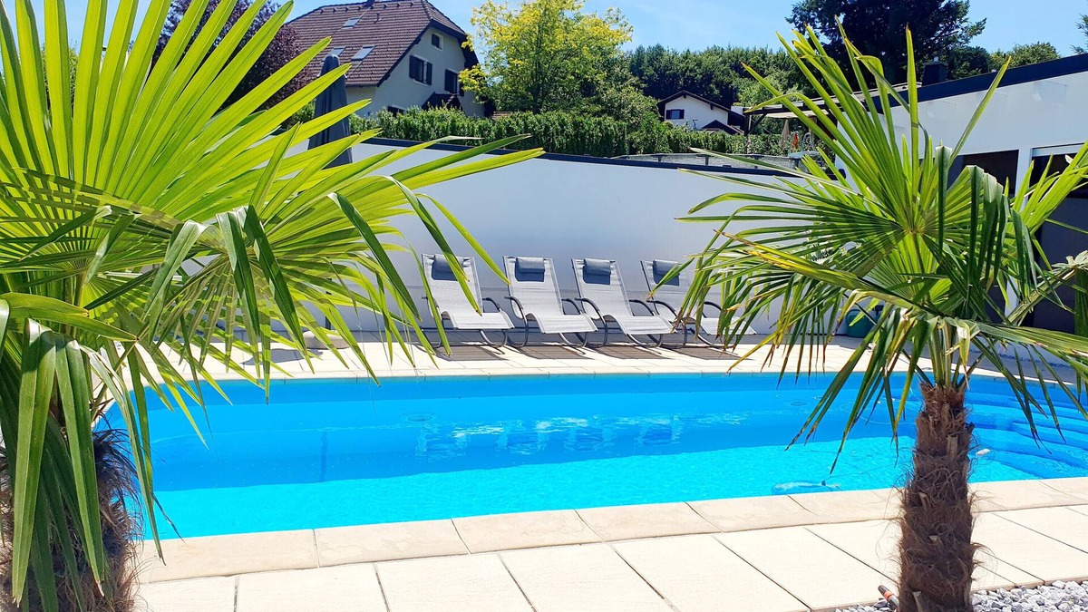 Mauerbach House | Holiday Home 'Luxury Villa Vienna' with Private Pool, Private Garden and Wi-Fi